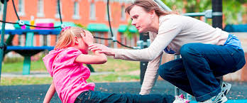 Instructeur legt EHBO bij kinderen stap voor stap uit