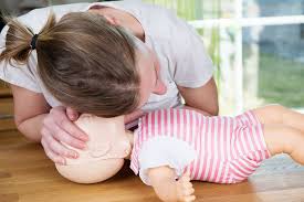 EHBO baby: reanimatie op baby-oefenpop